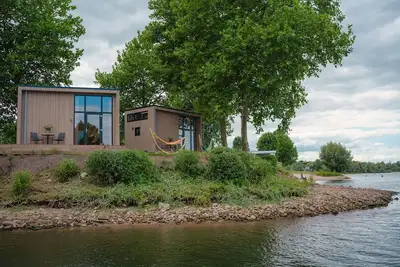 Image de Petite maison au bord de l'eau dans la Betuwe