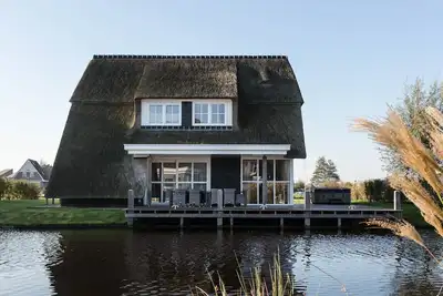 Image de Belle villa avec jacuzzi sur le Tjeukemeer