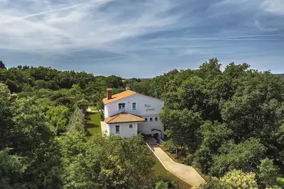 Image de Belle villa avec piscine privée et jardin clôturé