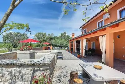 Image de Villa spacieuse avec piscine