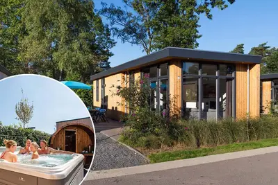 Image de Chalet moderne avec sauna et spa extérieurs