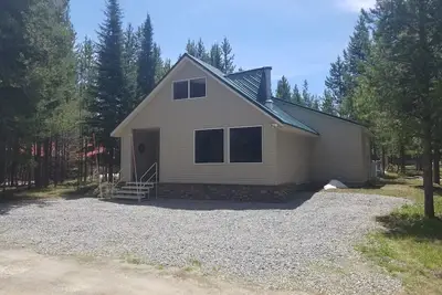 Image de Hot Tub! Cozy beds sleeps 10, Wi-Fi, only 20 miles to West Yellowstone