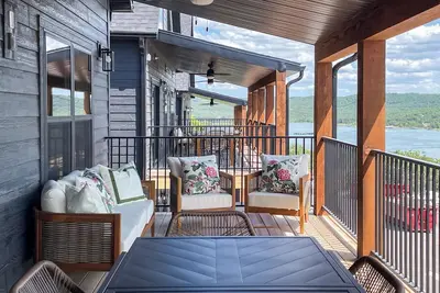 Image de Pool, Private hot tub, King beds, Pool table | Wildflower Lodge