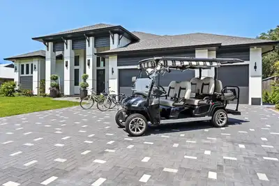 Image de Luxurious 4br Beach House w/ Guest House! 2 Golf Carts, Private pool, Lanai.