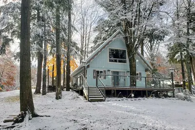 Image de Tranquil Lake Cottage Near Golf/Skiing w/Views & Hot Tub