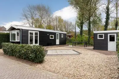 Image de Ideaal Veluwe Chalet voor 4 personen tegen de bosrand.