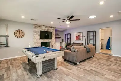 Image de Modern Chic Old Town Home w/ Game Room and Backyard Oaisis!