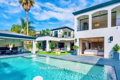 Image de Villa Mandarin by LuxJB 🏆 7 Bdr Beverly Hills Flats Mansion 🏆 Cinema Gym & Maid