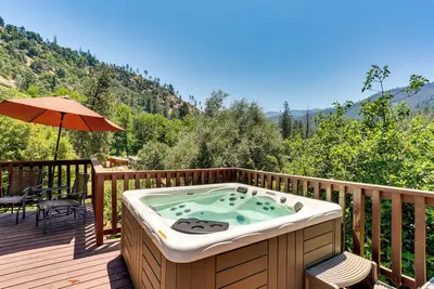 Image de Big Bar Home w\/ Hot Tub & Fire Pit!
