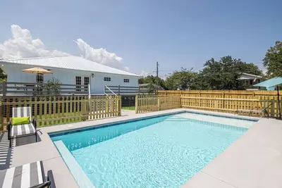 Image de Heated Pool, Walk 2 Beach, 3 King Beds, Sand Volleyball, Firepit, Pet Friendly