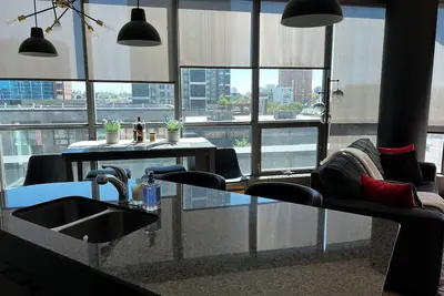 Image de Stampede Heart of Calgary Luxury 1 bedroom apartment Parking included