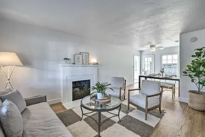 Image de Cozy 2bd 1b bungalow + King Bed near Sutter Park