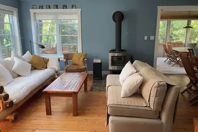 Image de Bright and charming family home near the Southampton beach.