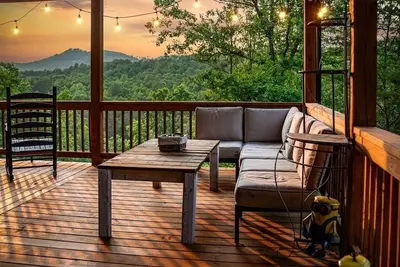 Image de Unique Cabin! Close to Blue Ridge Ga and Murphy Nc. Hot tub has an amazing view.
