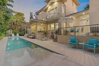 Image de Sapphire Shores | Luxury Pool, 2 Fireplaces, Game Room + 2 Bars!