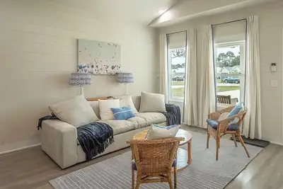 Image de Blissful Coastal Escape—Seaside Charm, Tons of Extras + Close to Everything!