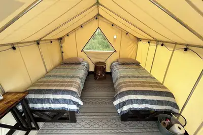 Image de The Prospector Wall Tent at Stump Creek B&B