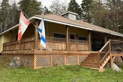 Image de Classic Seaman's Lodge - directly across from the Quarterdeck (Pet Friendly! )