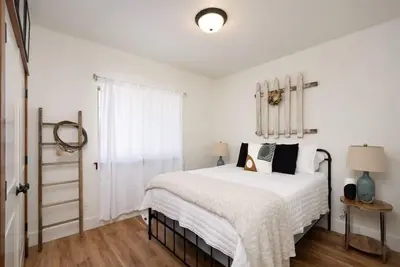 Image de Central Location with Western Flair