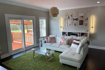 Image de New! Stunning ★ Romantic ★  Modern Home w/ Large Backyard and Patio