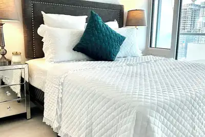 Image de Luxury 1 bedroom plus den in the heart of downtown Toronto