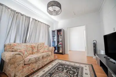 Image de Classic Decor, Freshly Painted 3 by 2 Quiet Home