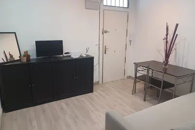Image de August offer! 2 bedroom apartment, centrally located, connected to subway, bus and train.