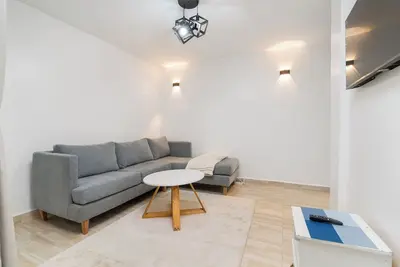 Image de Stylish, Modern Apartment with Workspace Near Top Amenities & 24/7 Security