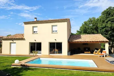Image de Maison d'habitation principale, avec terrasse, jardin et piscine