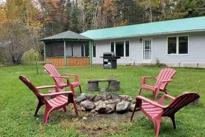 Image de \nCozy four Season Addington Highlands cottage in 5 acres, near Bon Echo. \n