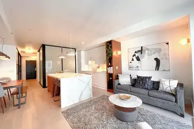 Image de Fully-renovated, luxurious 1 bedroom & sofa bed downtown condo at Queen/Portland