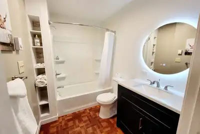 Image de New! ! Sleeps 4 with Hotel style check-out on 12 acres