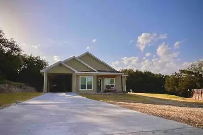 Image de Mountain view home on 1 acre next to Lake!