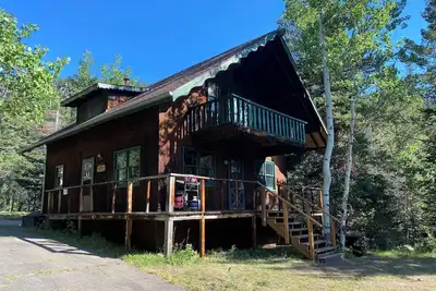 Image de Two story cabin located in Peaceful Valley, close to national parks.