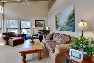 Image de Mammoth Mountain Slopeside Condo Steps to Skiing (Unit 681 at 1849) by RedAwning