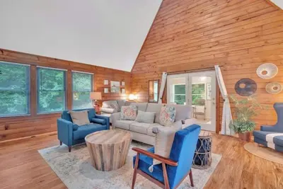 Image de Private, Cozy A-Frame Cottage