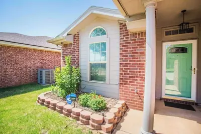 Image de Safari Green House along main street, minutes drive to Ttu and medical district.