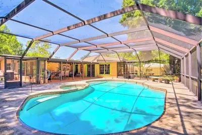 Image de Private Saltwater Pool, Close to Beaches. Lush, Cozy, Music Retreat!