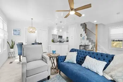 Image de The Hideaway: 2 Bedroom 2. 5 Bath, blocks to ocean.