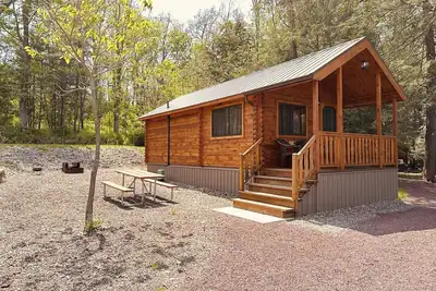 Image de Luxury Cabin - Located at Lakewood Park Campground Firepit\/Fireplace\/Private Bathroom\/Lake access