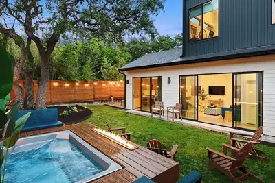 Image de Bouldin Villa + Plunge Pool -  La Casa Barton!