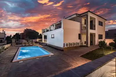 Image de Enchanting Villa West with Pool and Jacuzzi