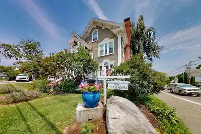 Image de Charming dog-friendly condo with kitchenette, balcony, fast WiFi, & W/D