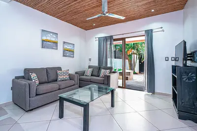 Image de Lovely home close to the beach\/shops with inviting patio, washer\/dryer & games