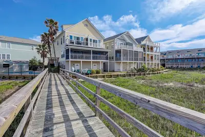 Image de Inviting waterfront townhouse with beach access, balcony, W/D, pool & dock