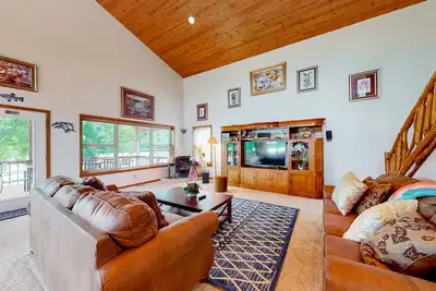 Image de Contemporary lakefront cabin with pool access, washer\/dryer, & furnished deck