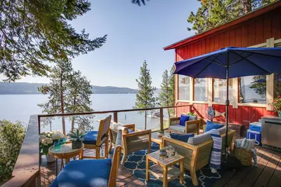 Image de Lakefront Bliss: Coeur d'Alene Cabin w/ Dock!