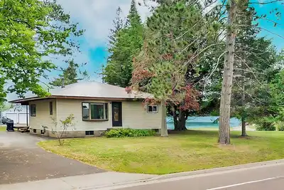 Image de Lovely home with Mercer Lake view, patio, full kitchen, on trail 17