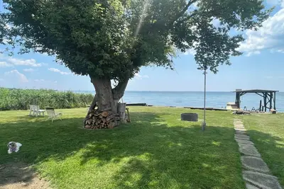 Image de Amazing Lake Front Property completely remodeled pet friendly
