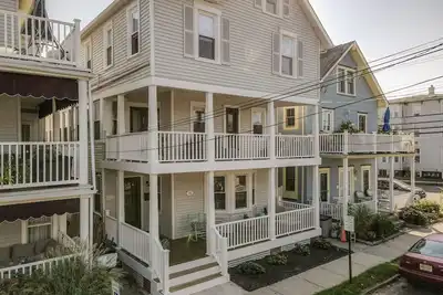 Image de Spacious Beach House. 7 Bedrooms/6 baths with 2 porches and backyard space.